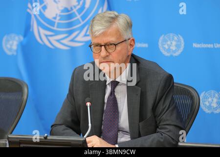 New York, Stati Uniti. 27 giugno 2025. NEW YORK, STATI UNITI - GIUGNO 27: Jean-Pierre Lacroix, Sottosegretario generale per le operazioni di pace, parla durante un briefing stampa presso la sede delle Nazioni Unite il 27 giugno 2025. Lacroix ha discusso dei suoi recenti viaggi in Medio Oriente, con un focus specifico sul lavoro della forza ad interim delle Nazioni Unite in Libano (UNIFIL). Ha sottolineato i continui sforzi della missione per ridurre le tensioni lungo la linea blu e sostenere la stabilità nel sud del Libano tra le sfide regionali. Foto: Luiz Rampelotto/EuropaNewswire/Sipa USA credito: SIPA USA/Alamy Live News Foto Stock