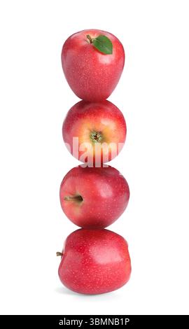 Mele rosse impilate una sopra l'altra su sfondo bianco. Equilibrio Foto Stock