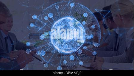 Collaborazione con i colleghi in abiti da lavoro per esaminare l'esposizione olografica a globo nella sala conferenze Foto Stock