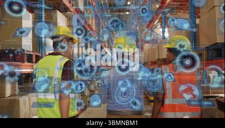 Analisi di sovrapposizioni digitali, lavoratori che indossano cappelli e giubbotti girevoli per visualizzare gli scaffali in magazzino Foto Stock