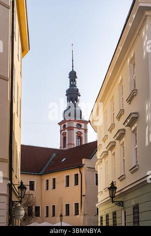 Stradina stretta della città vecchia di Praga con una splendida architettura Foto Stock