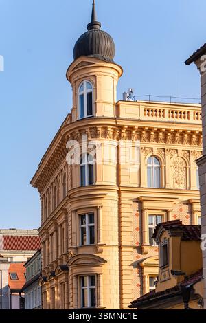 Decoorazione dell'edificio nella vecchia Praga in stile Art Nouveau e Art Deco Foto Stock