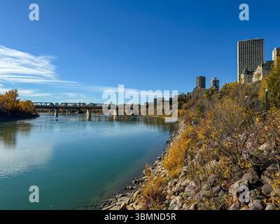 Edmonton, Alberta - 13 ottobre 2024: Vista dei sentieri lungo il fiume Saskatchewan settentrionale a Edmonton Foto Stock