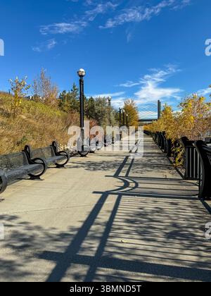 Edmonton, Alberta - 13 ottobre 2024: Vista dei sentieri lungo il fiume Saskatchewan settentrionale a Edmonton Foto Stock