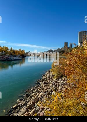 Edmonton, Alberta - 13 ottobre 2024: Vista dei sentieri lungo il fiume Saskatchewan settentrionale a Edmonton Foto Stock