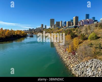 Edmonton, Alberta - 13 ottobre 2024: Vista dei sentieri lungo il fiume Saskatchewan settentrionale a Edmonton Foto Stock