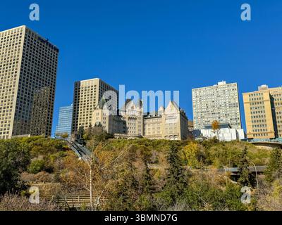Edmonton, Alberta - 13 ottobre 2024: Vista dei sentieri lungo il fiume Saskatchewan settentrionale a Edmonton Foto Stock