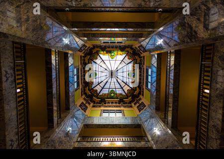 Un lucernario in vetro colorato in cima all'atrio all'interno del tribunale della contea di Johnson a Cleburne, Texas, Stati Uniti. Foto Stock