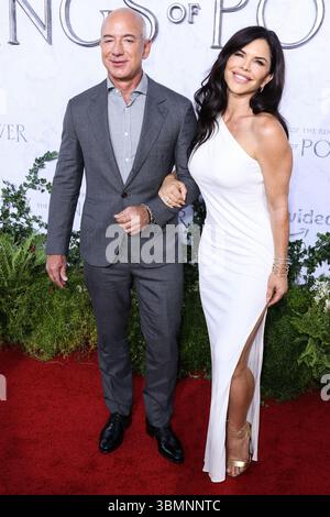 Jeff Bezos e Lauren Sanchez sono sposati! Hanno legato il nodo in una cerimonia a cravatta nera sull'isola di San Giorgio maggiore a Venezia, venerdì 27 giugno 2025. CULVER CITY, LOS ANGELES, CALIFORNIA, USA - 15 AGOSTO: Imprenditore e fondatore americano, presidente esecutivo ed ex presidente e CEO di Amazon Jeff Bezos e fidanzata/giornalista, autrice e pilota di elicotteri Lauren Sanchez, vincitrice di Emmy Award, arrivano alla premiere di Los Angeles di "The Lord of the Rings: The Rings of Power" di Amazon prime Video stagione 1 tenutasi presso i Culver Studios il 15 agosto 2022 a Culver Foto Stock