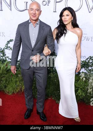 Jeff Bezos e Lauren Sanchez sono sposati! Hanno legato il nodo in una cerimonia a cravatta nera sull'isola di San Giorgio maggiore a Venezia, venerdì 27 giugno 2025. CULVER CITY, LOS ANGELES, CALIFORNIA, USA - 15 AGOSTO: Imprenditore e fondatore americano, presidente esecutivo ed ex presidente e CEO di Amazon Jeff Bezos e fidanzata/giornalista, autrice e pilota di elicotteri Lauren Sanchez, vincitrice di Emmy Award, arrivano alla premiere di Los Angeles di "The Lord of the Rings: The Rings of Power" di Amazon prime Video stagione 1 tenutasi presso i Culver Studios il 15 agosto 2022 a Culver Foto Stock