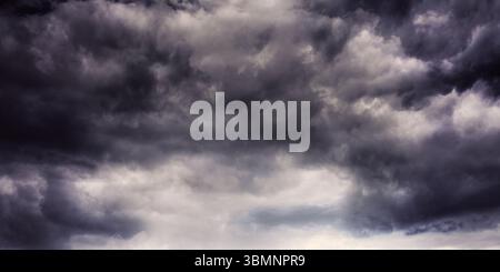 Le nuvole di tempesta riempiono il cielo aperto all'aperto in un'illustrazione dal design piatto, mostrando densi strati grigi Foto Stock