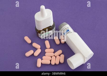 Hallandale Beach, Stati Uniti. 27 giugno 2025. I farmaci per trattare i sintomi allergici includono Allegra, che contiene l'antistaminico fexofenadina, Flonase, uno spray nasale, contenente fluticasone propionato e broncodilatatori, che aiutano ad aprire le vie respiratorie, rendendo più facile la respirazione. 27 giugno 2025. Foto di (Michele Eve Sandberg/Sipa USA) credito: SIPA USA/Alamy Live News Foto Stock