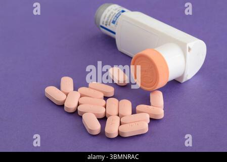 Hallandale Beach, Stati Uniti. 27 giugno 2025. I farmaci per trattare i sintomi allergici includono Allegra, che contiene l'antistaminico fexofenadina. Flonase, uno spray nasale, contenente fluticasone propionato. Broncodilatatori, che aiutano ad aprire le vie respiratorie, facilitando la respirazione. 27 giugno 2025. Foto di (Michele Eve Sandberg/Sipa USA) credito: SIPA USA/Alamy Live News Foto Stock