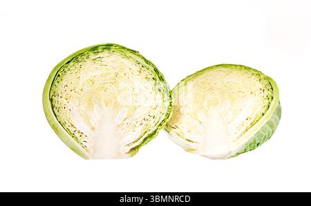 cavolo savoy tagliato a metà isolato su sfondo bianco Foto Stock