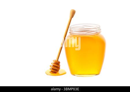apri il vaso di miele naturale isolato su fondo bianco. il miele gocciola da un cucchiaio di legno. Foto Stock