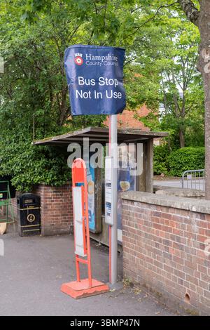 La fermata dell'autobus è temporaneamente chiusa a causa di lavori stradali con una copertura dell'Hampshire County Council che recita "Bus Stop Not in use", Winchester Road, Basingstoke, Regno Unito Foto Stock