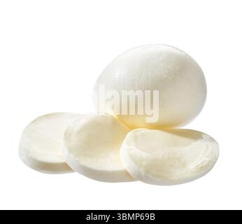 Mozzarella di bufala isolata su fondo bianco. mozzarella di bufala isolata su sfondo bianco. Foto Stock