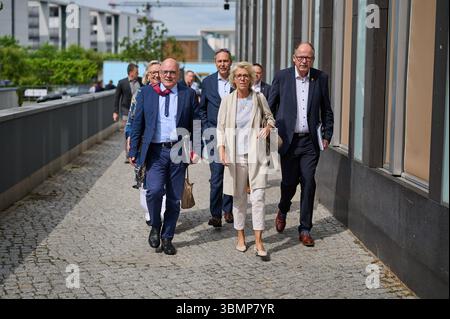 Vorstellung des fuenften Beschlusses der Mindestlohnkommission zur Anpassung des gesetzlichen Mindestlohns am Freitag den 27.06.2025 im Haus der Budespressekonferenz a Berlino. Im Bild: Steffen Kampeter, Hauptgeschaeftsfuehrer der Bundesvereinigung der Deutschen Arbeitgeberverbaende BDA, Christiane Schoenefeld, Vorsitzende der Mindestlohnkommission und Stefan Koerzell, Mitglied des geschaeftsfuehrenden Bundesvorstands des Deutschen Gewerkschaftsbundes DGB 1. Reihe v.l.n.r.. Der Mindestlohn soll 2026 auf 13,90 Euro pro stunde steigen. DAS teilte die Mindestlohnkommission am Freitag a Berlin mi Foto Stock