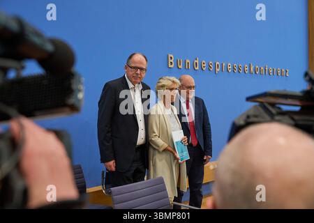 Vorstellung des fuenften Beschlusses der Mindestlohnkommission zur Anpassung des gesetzlichen Mindestlohns am Freitag den 27.06.2025 im Haus der Budespressekonferenz a Berlino. Im Bild: Stefan Koerzell, Mitglied des geschaeftsfuehrenden Bundesvorstands des Deutschen Gewerkschaftsbundes DGB, Christiane Schoenefeld, Vorsitzende der Mindestlohnkommission und Steffen Kampeter, Hauptgeschaeftsfuehrer der Bundesvereinigung der Deutschen Arbeitgeberverbaende BDA v.lende. Der Mindestlohn soll 2026 auf 13,90 Euro pro stunde steigen. DAS teilte die Mindestlohnkommission am Freitag a Berlino. Zum 1. Foto Stock