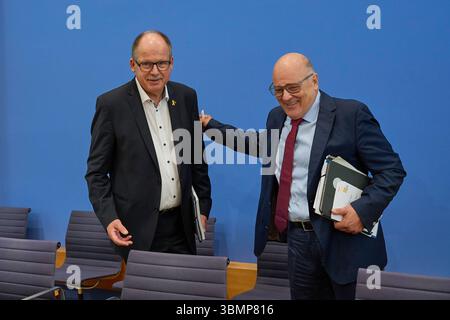 Vorstellung des fuenften Beschlusses der Mindestlohnkommission zur Anpassung des gesetzlichen Mindestlohns am Freitag den 27.06.2025 im Haus der Budespressekonferenz a Berlino. Im Bild: Stefan Koerzell, Mitglied des geschaeftsfuehrenden Bundesvorstands des Deutschen Gewerkschaftsbundes DGB li. Und Steffen Kampeter, Hauptgeschaeftsfuehrer der Bundesvereinigung der Deutschen Arbeitgeberverbaende BDA re. Der Mindestlohn soll 2026 auf 13,90 Euro pro stunde steigen. DAS teilte die Mindestlohnkommission am Freitag a Berlino. Zum 1. Januar 2027 ist eine weitere Anhebung um 70 cent auf 14,60 Euro Foto Stock