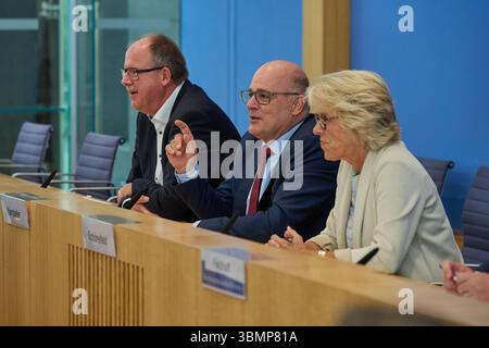 Vorstellung des fuenften Beschlusses der Mindestlohnkommission zur Anpassung des gesetzlichen Mindestlohns am Freitag den 27.06.2025 im Haus der Budespressekonferenz a Berlino. Im Bild: Stefan Koerzell, Mitglied des geschaeftsfuehrenden Bundesvorstands des Deutschen Gewerkschaftsbundes DGB, Steffen Kampeter, Hauptgeschaeftsfuehrer der Bundesvereinigung der Deutschen Arbeitgeberverbaende BDA und Christiane Schoenefeld, Vorsitzende der Mindestlohnkommission vr.l.l.l.l.l.l. Der Mindestlohn soll 2026 auf 13,90 Euro pro stunde steigen. DAS teilte die Mindestlohnkommission am Freitag a Berlino. Zum 1. Foto Stock