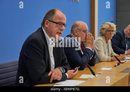 Vorstellung des fuenften Beschlusses der Mindestlohnkommission zur Anpassung des gesetzlichen Mindestlohns am Freitag den 27.06.2025 im Haus der Budespressekonferenz a Berlino. Im Bild: Stefan Koerzell, Mitglied des geschaeftsfuehrenden Bundesvorstands des Deutschen Gewerkschaftsbundes DGB li., Steffen Kampeter, Hauptgeschaeftsfuehrer der Bundesvereinigung der Deutschen Arbeitgeberverbaende BDA 2.v.l. und Christiane Schoenefeld, Vorsitzende der Mindestlohnklnkombe 3. Der Mindestlohn soll 2026 auf 13,90 Euro pro stunde steigen. DAS teilte die Mindestlohnkommission am Freitag a Berlin mi Foto Stock
