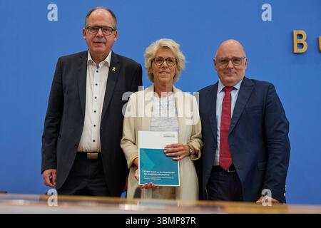 Vorstellung des fuenften Beschlusses der Mindestlohnkommission zur Anpassung des gesetzlichen Mindestlohns am Freitag den 27.06.2025 im Haus der Budespressekonferenz a Berlino. Im Bild: Stefan Koerzell, Mitglied des geschaeftsfuehrenden Bundesvorstands des Deutschen Gewerkschaftsbundes DGB, Christiane Schoenefeld, Vorsitzende der Mindestlohnkommission, Steffen Kampeter, Hauptgeschaeftsfuehrer der Bundesvereinigung der Deutschen ArbeitgeberverbababDA v.l. 2026 13,90. DAS teilte die Mindestlohnkommission am Freitag a Berlino. Zum 1. Gen Foto Stock
