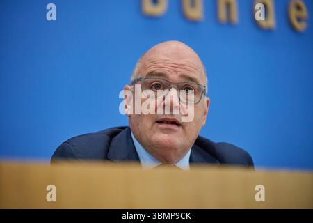 Steffen Kampeter, Hauptgeschaeftsfuehrer der Bundesvereinigung der Deutschen Arbeitgeberverbaende BDA, bei der Vorstellung des fuenften Beschlusses der Mindestlohnkommission zur Anpassung des gesetzlichen Mindestlohns am Freitag den 27.06.2025 im Haus der Budespressekonferenz a Berlino. Der Mindestlohn soll 2026 auf 13,90 Euro pro stunde steigen. DAS teilte die Mindestlohnkommission am Freitag a Berlino. Zum 1. Januar 2027 ist eine weitere Anhebung um 70 cent auf 14,60 Euro geplant. Aktuell liegt die Lohnuntergrenze bei 12,82 Euro. Siehe epd-Meldung vom 27.06.2025 SOLO PER USO EDITORIALE *** St Foto Stock