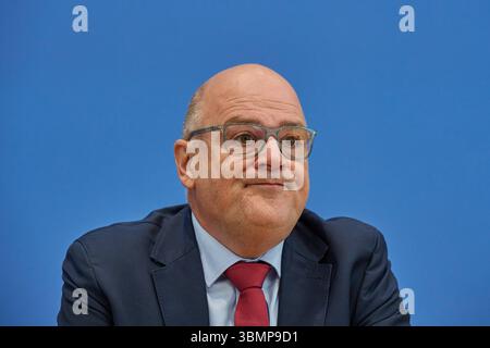 Steffen Kampeter, Hauptgeschaeftsfuehrer der Bundesvereinigung der Deutschen Arbeitgeberverbaende BDA, bei der Vorstellung des fuenften Beschlusses der Mindestlohnkommission zur Anpassung des gesetzlichen Mindestlohns am Freitag den 27.06.2025 im Haus der Budespressekonferenz a Berlino. Der Mindestlohn soll 2026 auf 13,90 Euro pro stunde steigen. DAS teilte die Mindestlohnkommission am Freitag a Berlino. Zum 1. Januar 2027 ist eine weitere Anhebung um 70 cent auf 14,60 Euro geplant. Aktuell liegt die Lohnuntergrenze bei 12,82 Euro. Siehe epd-Meldung vom 27.06.2025 SOLO PER USO EDITORIALE *** St Foto Stock