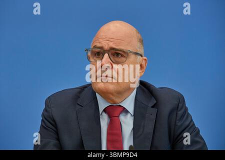 Steffen Kampeter, Hauptgeschaeftsfuehrer der Bundesvereinigung der Deutschen Arbeitgeberverbaende BDA, bei der Vorstellung des fuenften Beschlusses der Mindestlohnkommission zur Anpassung des gesetzlichen Mindestlohns am Freitag den 27.06.2025 im Haus der Budespressekonferenz a Berlino. Der Mindestlohn soll 2026 auf 13,90 Euro pro stunde steigen. DAS teilte die Mindestlohnkommission am Freitag a Berlino. Zum 1. Januar 2027 ist eine weitere Anhebung um 70 cent auf 14,60 Euro geplant. Aktuell liegt die Lohnuntergrenze bei 12,82 Euro. Siehe epd-Meldung vom 27.06.2025 SOLO PER USO EDITORIALE *** St Foto Stock