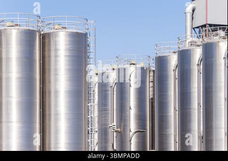 Dettaglio di impianto chimico, silos e tubi Foto Stock
