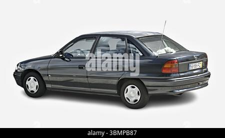 Berlina Opel Astra classica con antenna, parcheggiata su sfondo bianco, che rappresenta l'industria automobilistica europea Foto Stock