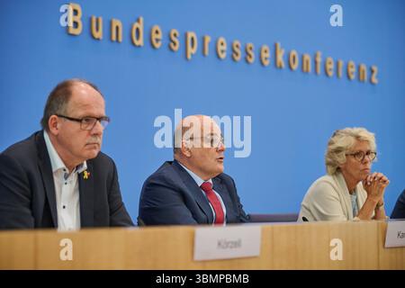 Vorstellung des fuenften Beschlusses der Mindestlohnkommission zur Anpassung des gesetzlichen Mindestlohns am Freitag den 27.06.2025 im Haus der Budespressekonferenz a Berlino. Im Bild: Stefan Koerzell Körzell, Mitglied des geschaeftsfuehrenden Bundesvorstands des Deutschen Gewerkschaftsbundes DGB, Steffen Kampeter, Hauptgeschaeftsfuehrer der Bundesvereinigung der Deutschen Arbeitgeberverbaende BDA, Christiane Schoenefeld Schönefeld, Vorsitzende der Mindestlohnkomeinigung der Mindestlohnkomen 2026 Euro 13,90. DAS teilte die Mindestlohnkommission am Freitag a Ber Foto Stock