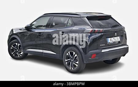SUV crossover moderno e compatto Peugeot 2008 parcheggiato su sfondo bianco, con il suo design elegante e gli esterni neri Foto Stock