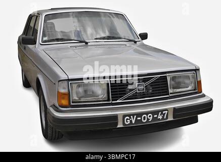 La classica Volvo 240 GLE si posa per il suo ritratto, mostrando il suo design senza tempo e le sue caratteristiche iconiche sotto le luminose luci da studio Foto Stock