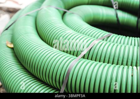 Rotolo di tubo verde di materia plastica flessibile per la posa di fibre ottiche per telecomunicazioni Foto Stock