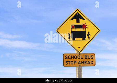 Primo piano di una scuola Fermata bus davanti segno contro un cielo blu Foto Stock