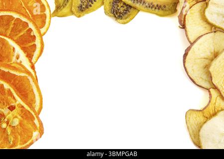 Arance secche, banane e mele su sfondo bianco isolato Foto Stock