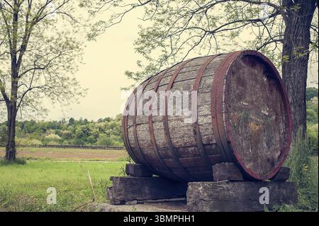 Botte vecchia che indica l’inizio di una zona di produzione di uve fini. Foto in stile vintage Foto Stock