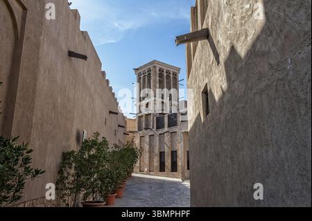 Classica torre eolica per il raffreddamento nella vecchia Dubai, Emirati Arabi Uniti, Asia Foto Stock