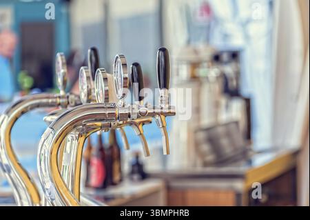 Rubinetti alla birra e altre bevande in un bar Foto Stock