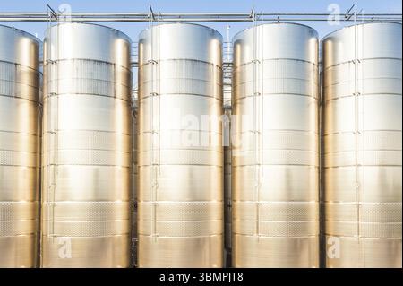 Serie di recipienti di acciaio inossidabile per il vino, il sole al tramonto Foto Stock