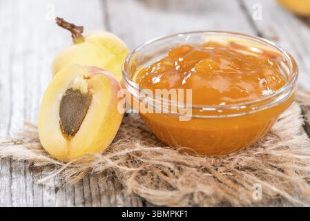 Fatta fresca marmellata di albicocche su weathered tavolo in legno Foto Stock