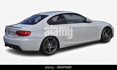 Parcheggio sportivo bianco BMW coupé serie e92 su sfondo bianco, vista posteriore Foto Stock