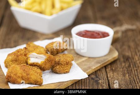 Peperoncini di pollo fatti in casa su sfondo vintage (messa a fuoco selettiva, primo piano) Foto Stock