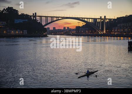 Atmosfera romantica sul fiume Douro con vista sul Ponte da Arrabida al tramonto, Porto, Portogallo, Europa Foto Stock
