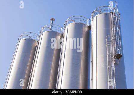 Dettaglio di impianto chimico, silos e tubi Foto Stock