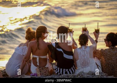 Brindare al tramonto, bar chiringuito El Pirata Bus, spiaggia di Migjorn, Formentera, Isole Baleari, Spagna, Europa Foto Stock