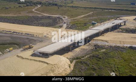 Costruzione di autostrade . Stabilizzatori del terreno e macchine per il riciclaggio a freddo . Preparazione della base sotto l'asfalto Foto Stock