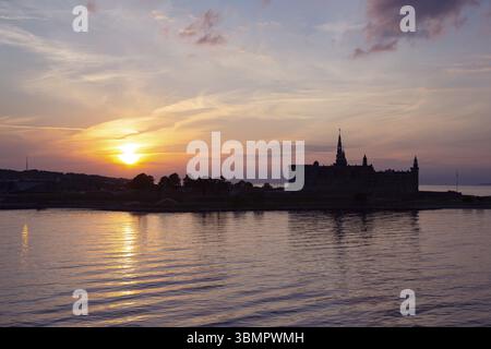 Il Castello di Kronborg silhouette in Helsingor al tramonto, Danimarca. Castello sulla riva a Helsingor. Porto danese di Helsingor con Kronborg Castle. Panora Foto Stock